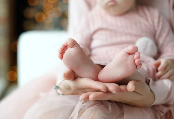 Feliz Familia Joven Una Madre Que Mantiene Pie Primogénito Una — Foto de Stock