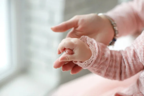 Maleńka Dłoń Noworodka Trzyma Palec Mamy Dłoń Zbliżenie Szczęśliwą Matkę — Zdjęcie stockowe