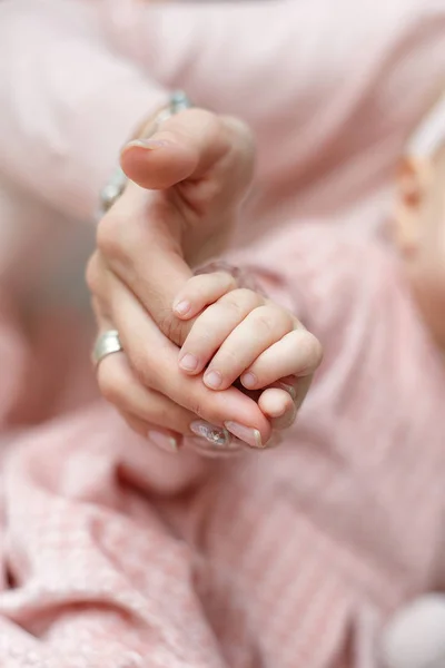 新生婴儿的小手牵着妈妈的手指 快乐的妈妈牵着你的手靠近一个熟睡的婴儿 宝宝轻轻地牵着你的手指亲爱的妈妈 快乐家庭的概念 爱与和谐 — 图库照片