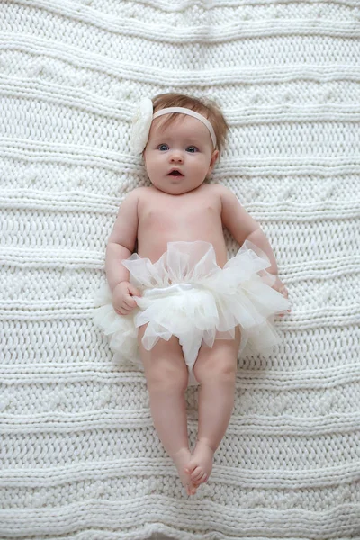 Baby Meisje Met Grijze Ogen Gekleed Een Witte Rok Draagt — Stockfoto