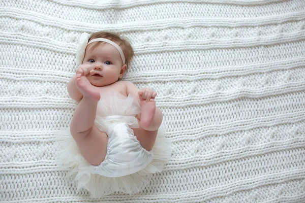 Niña Con Ojos Grises Vestida Con Una Falda Blanca Lleva —  Fotos de Stock