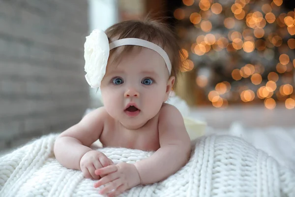 Прекрасная Красивая Новорожденная Девочка Лежит Белом Одеяле Белым Цветком Голове — стоковое фото