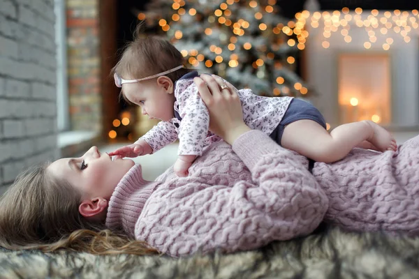 Mãe Feliz Com Filha Recém Nascida Contexto Árvore Natal Ano — Fotografia de Stock