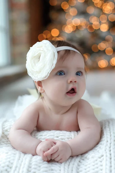 Linda Menina Recém Nascida Deitada Cobertor Branco Com Uma Flor — Fotografia de Stock