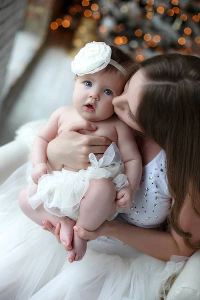 Madre Felice Con Figlia Neonata Uno Sfondo Dell Albero Natale — Foto Stock