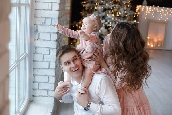 Счастливая Семья Отец Мать Маленькая Дочь Проводят Рождественский Вечер Вместе — стоковое фото