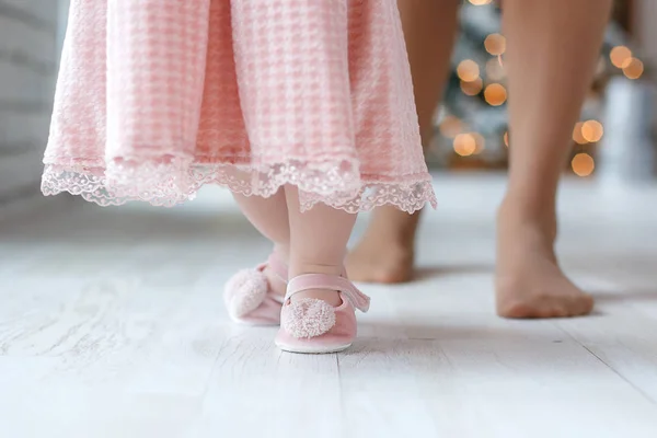 Частини Тіла Ноги Батька Мами Дитини Дитина Робить Перші Кроки — стокове фото