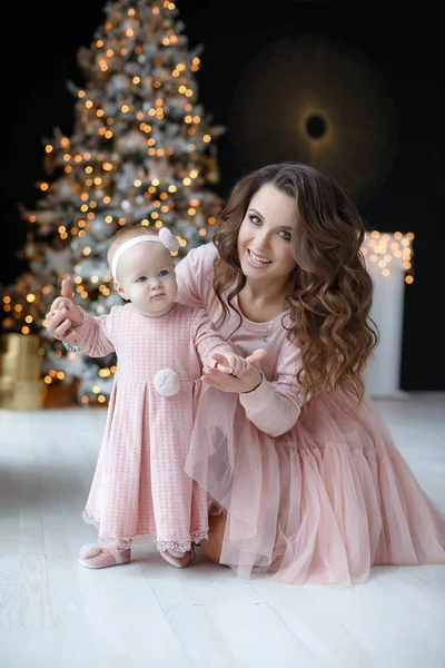 Симпатичная Маленькая Девочка Красивая Мама Одетые Розовые Платья Проводят Время — стоковое фото