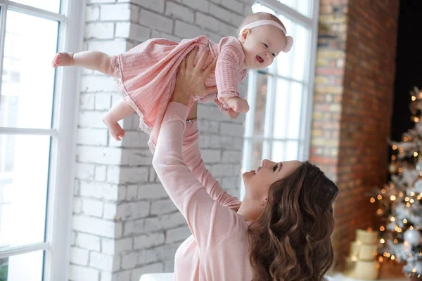 Carino Bambina Sua Bella Madre Vestita Con Abiti Rosa Trascorrere — Foto Stock