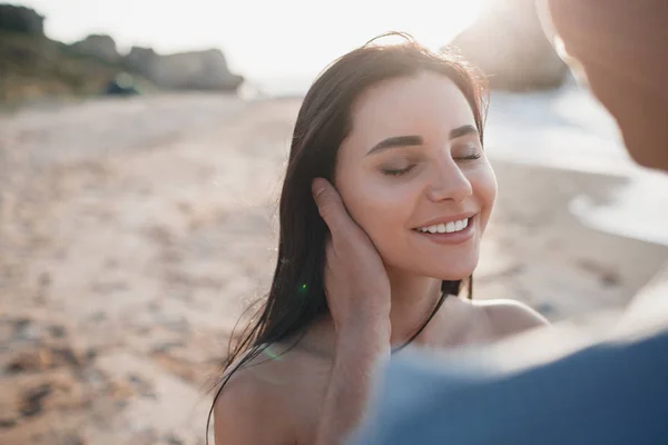 Ett Par Förälskade Gryningen Vid Havet Smekmånadsresa Man Och Kvinna — Stockfoto