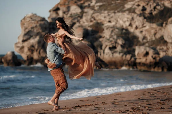 Ett Par Förälskade Gryningen Vid Havet Smekmånadsresa Man Och Kvinna — Stockfoto