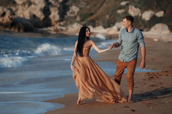 Casal Apaixonado Amanhecer Junto Mar Viagem Lua Mel Homem Mulher — Fotografia de Stock