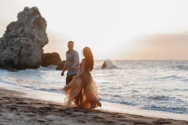 Ett Par Förälskade Gryningen Vid Havet Smekmånadsresa Man Och Kvinna — Stockfoto