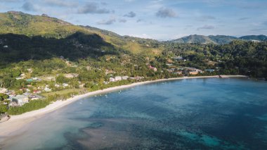 Hint Okyanusu 'ndaki Seyşeller' deki güzel adanın hava manzarası. İHA 'nın üst görüntüsü. Açık ve turkuaz bir denizde yüzen bazı yatların ve küçük teknelerin, Hint Okyanusu 'ndaki Seyşeller' in muhteşem hava manzarası. İHA 'dan üst görünüm