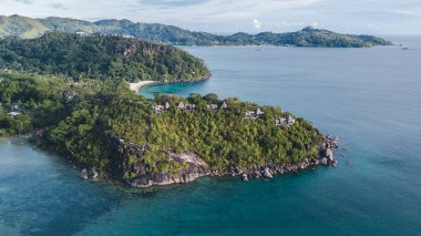 Hint Okyanusu 'ndaki Seyşeller' deki güzel adanın hava manzarası. İHA 'nın üst görüntüsü. Açık ve turkuaz bir denizde yüzen bazı yatların ve küçük teknelerin, Hint Okyanusu 'ndaki Seyşeller' in muhteşem hava manzarası. İHA 'dan üst görünüm