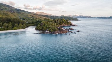 Hint Okyanusu 'ndaki Seyşeller' deki güzel adanın hava manzarası. İHA 'nın üst görüntüsü. Açık ve turkuaz bir denizde yüzen bazı yatların ve küçük teknelerin, Hint Okyanusu 'ndaki Seyşeller' in muhteşem hava manzarası. İHA 'dan üst görünüm