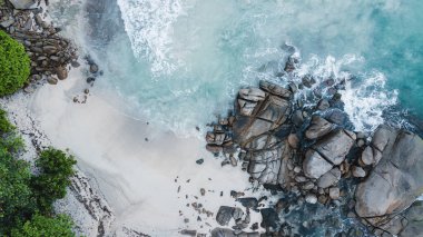 Hint Okyanusu 'ndaki Seyşeller' deki güzel adanın hava manzarası. İHA 'nın üst görüntüsü. Açık ve turkuaz bir denizde yüzen bazı yatların ve küçük teknelerin, Hint Okyanusu 'ndaki Seyşeller' in muhteşem hava manzarası. İHA 'dan üst görünüm