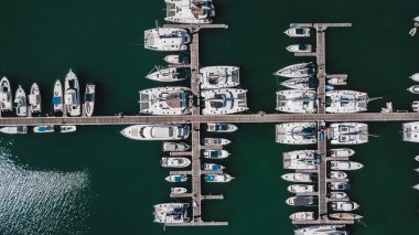 Hint Okyanusu 'ndaki Seyşeller' deki güzel adanın hava manzarası. İHA 'nın üst görüntüsü. Açık ve turkuaz bir denizde yüzen bazı yatların ve küçük teknelerin, Hint Okyanusu 'ndaki Seyşeller' in muhteşem hava manzarası. İHA 'dan üst görünüm