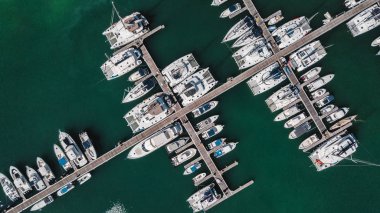 Hint Okyanusu 'ndaki Seyşeller' deki güzel adanın hava manzarası. İHA 'nın üst görüntüsü. Açık ve turkuaz bir denizde yüzen bazı yatların ve küçük teknelerin, Hint Okyanusu 'ndaki Seyşeller' in muhteşem hava manzarası. İHA 'dan üst görünüm