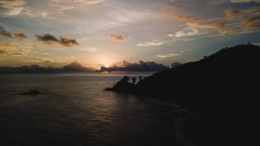 Hint Okyanusu 'ndaki Seyşeller' deki güzel adanın hava manzarası. İHA 'nın üst görüntüsü. Açık ve turkuaz bir denizde yüzen bazı yatların ve küçük teknelerin, Hint Okyanusu 'ndaki Seyşeller' in muhteşem hava manzarası. İHA 'dan üst görünüm