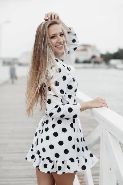 Ung Vacker Blond Kaukasiska Kvinna Promenader Sommargator Vacker Flicka Urban — Stockfoto