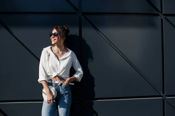 Una Mujer Morena Con Pelo Largo Moda Vaqueros Azules Una —  Fotos de Stock