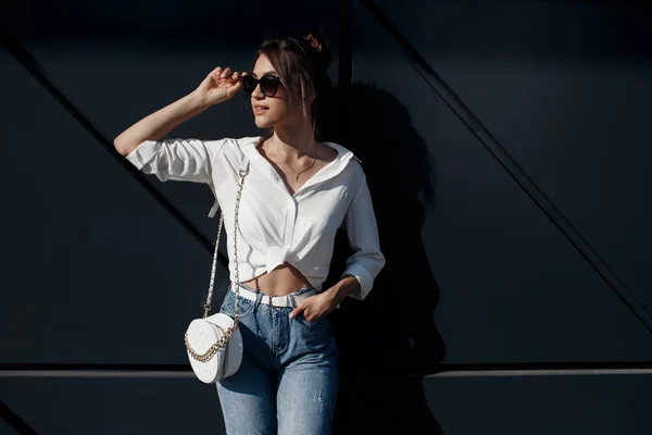 Una Mujer Morena Con Pelo Largo Moda Vaqueros Azules Una —  Fotos de Stock