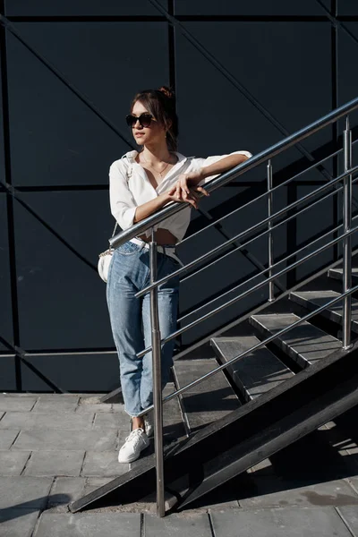 Una Donna Bruna Con Capelli Lunghi Jeans Blu Alla Moda — Foto Stock