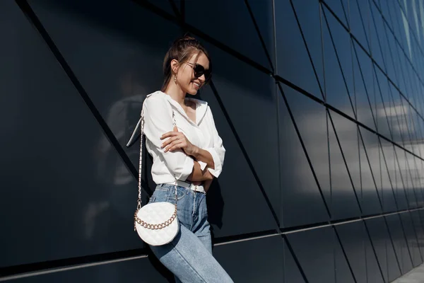 Una Mujer Morena Con Pelo Largo Moda Vaqueros Azules Una —  Fotos de Stock