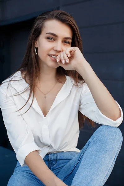 Una Mujer Morena Con Pelo Largo Moda Vaqueros Azules Una —  Fotos de Stock