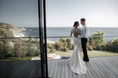 Otelde balayında sevgili bir çift. Yeni evliler. Balayı konsepti. Romantik ilişkiler. Gerçek aşk. Aile sevgisi. Birbirine aşık bir çift. Hoş bir ilişki. Erkek ve kadın doğaya sarılır. Sonsuza dek birlikte. Yeni evlilerin aşk hikayesi..