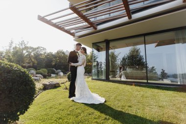 Otelde balayında sevgili bir çift. Yeni evliler. Balayı konsepti. Romantik ilişkiler. Gerçek aşk. Aile sevgisi. Birbirine aşık bir çift. Hoş bir ilişki. Erkek ve kadın doğaya sarılır. Sonsuza dek birlikte. Yeni evlilerin aşk hikayesi..