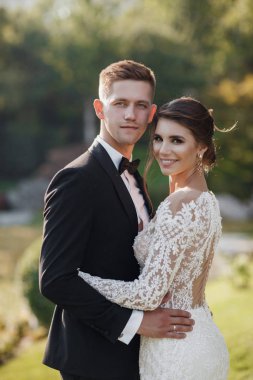 Otelde balayında sevgili bir çift. Yeni evliler. Balayı konsepti. Romantik ilişkiler. Gerçek aşk. Aile sevgisi. Birbirine aşık bir çift. Hoş bir ilişki. Erkek ve kadın doğaya sarılır. Sonsuza dek birlikte. Yeni evlilerin aşk hikayesi..