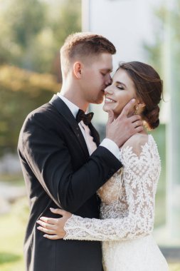 Otelde balayında sevgili bir çift. Yeni evliler. Balayı konsepti. Romantik ilişkiler. Gerçek aşk. Aile sevgisi. Birbirine aşık bir çift. Hoş bir ilişki. Erkek ve kadın doğaya sarılır. Sonsuza dek birlikte. Yeni evlilerin aşk hikayesi..