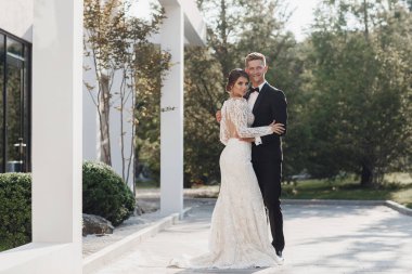 Otelde balayında sevgili bir çift. Yeni evliler. Balayı konsepti. Romantik ilişkiler. Gerçek aşk. Aile sevgisi. Birbirine aşık bir çift. Hoş bir ilişki. Erkek ve kadın doğaya sarılır. Sonsuza dek birlikte. Yeni evlilerin aşk hikayesi..