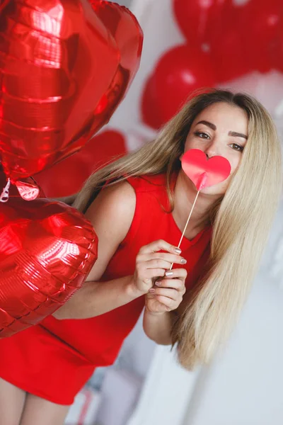 Porträtt Elegant Kvinna Ett Grått Rum Bakgrund Röda Ballonger Attraktiv — Stockfoto