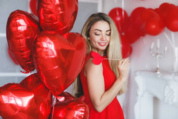 Kırmızı Balonların Arka Planında Gri Bir Odada Zarif Bir Kadının — Stok fotoğraf
