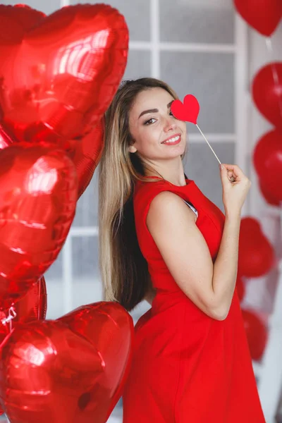 Portret Eleganckiej Kobiety Szarym Pomieszczeniu Tle Czerwonych Balonów Atrakcyjna Kobieta — Zdjęcie stockowe