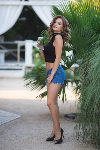 Krásná Mladá Žena Těší Smoothie Relaxovat Tropické Pláži Palmami Koncept — Stock fotografie