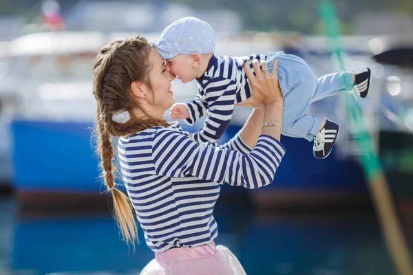 Mama Syn Siedzą Starym Molo Cieszą Się Morzem Szczęśliwa Matka — Zdjęcie stockowe