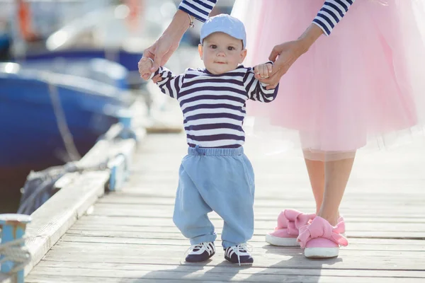 Máma Syn Sedí Starém Molu Užívají Moře Šťastná Matka Dítě — Stock fotografie