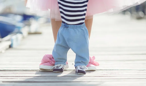 Mamá Hijo Están Sentados Viejo Muelle Disfrutando Del Mar Happy — Foto de Stock