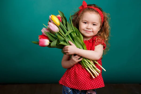 Весенний Портрет Улыбающейся Маленькой Девочки Рыжими Вьющимися Волосами Держащей Букет — стоковое фото