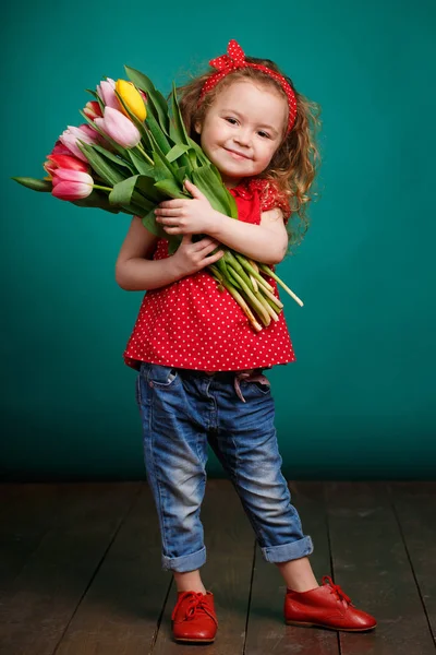 Spring Portrait Smiling Little Girl Red Curly Hair Holding Bouquet — Stock Photo, Image