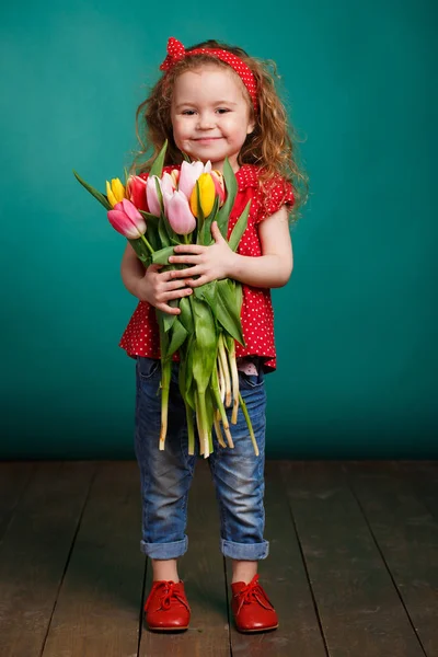 Retrato Primavera Uma Menina Sorridente Com Cabelo Encaracolado Vermelho Segurando — Fotografia de Stock