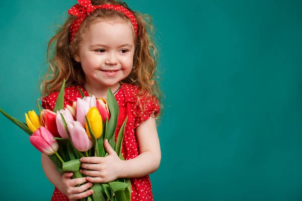 Retrato Primavera Uma Menina Sorridente Com Cabelo Encaracolado Vermelho Segurando — Fotografia de Stock