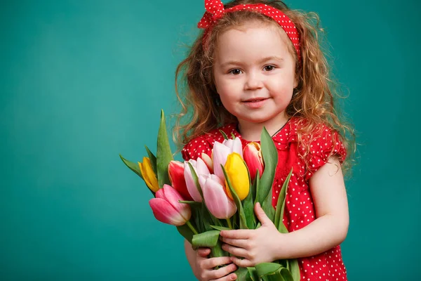 Retrato Primavera Una Niña Sonriente Con Pelo Rizado Rojo Sosteniendo — Foto de Stock