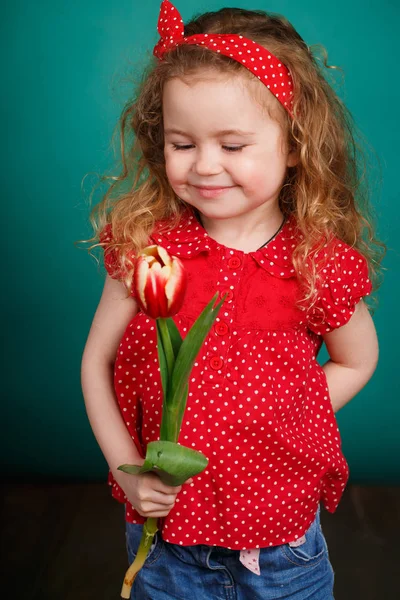 Voorjaarsportret Van Een Lachend Klein Meisje Met Rood Krullend Haar — Stockfoto