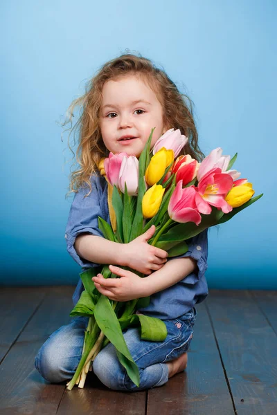 Spring Portrait Smiling Little Girl Red Curly Hair Holding Bouquet — Stock Photo, Image
