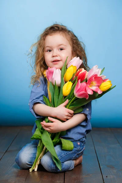 Retrato Primavera Una Niña Sonriente Con Pelo Rizado Rojo Sosteniendo — Foto de Stock